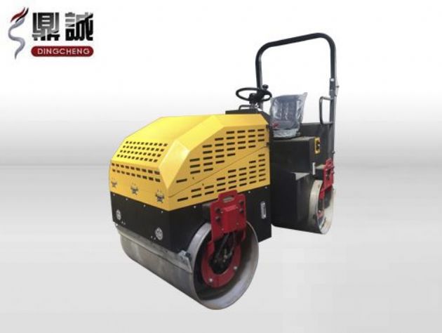 点击查看详细信息<br>标题：2.5吨全液压座驾式振动压路机 阅读次数：15997
